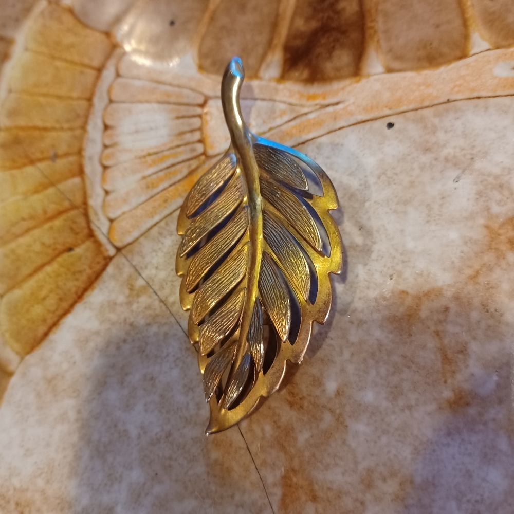 Vintage Brooch that is a leaf in gold color